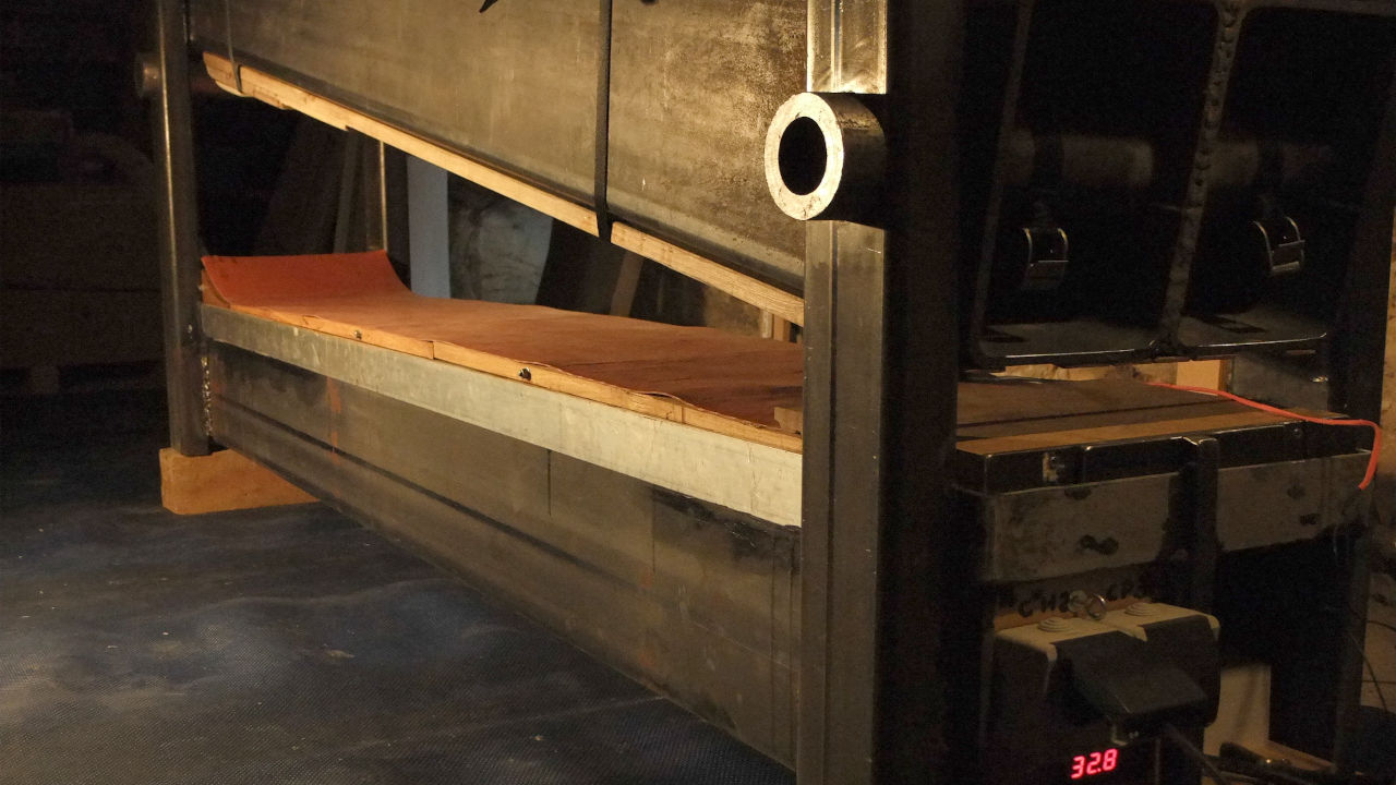 Nappe chauffante pour la fabrication de ski